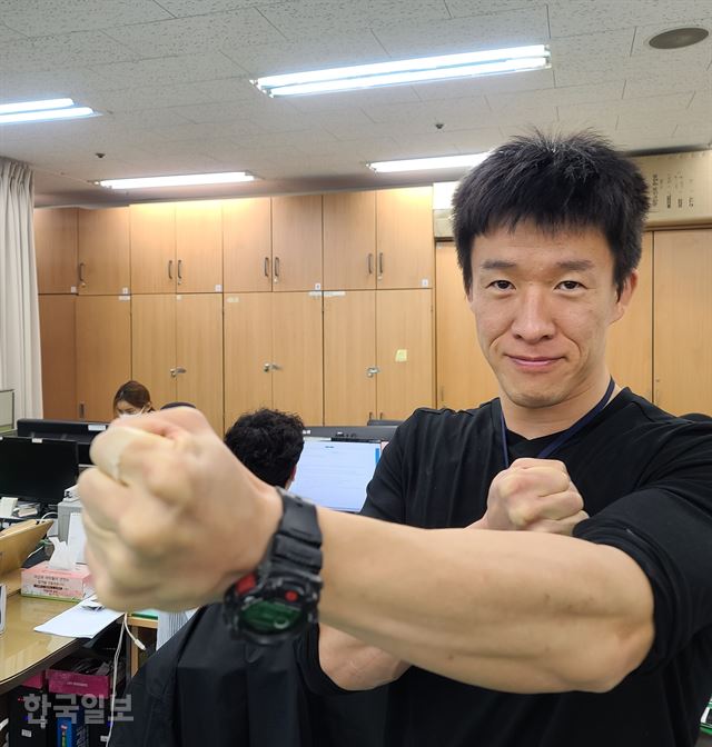 박장훈 학교전담경찰관이 영화 '엽문'의 포스터와 비슷한 포즈로 카메라를 보고 있다. 대구=김민규 기자 whitekmg@hankookilbo.com