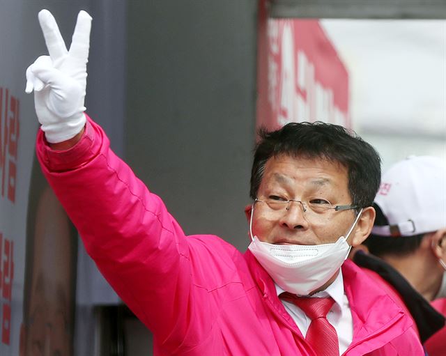 차명진 통합당 경기 부천병 후보가 10일 오후 경기도 부천시 소사구 일대에서 유세차량을 타고 시민들에게 지지를 호소하고 있다. 연합뉴스