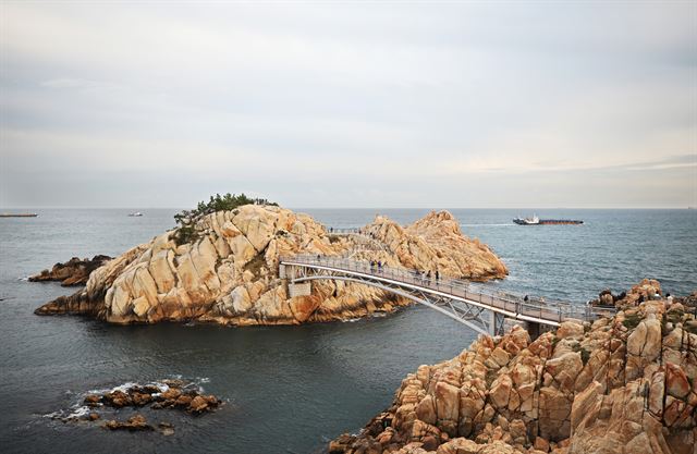 불그스레한 바위와 푸른 바다가 대비되는 울산 대왕암.