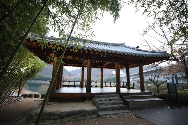 십리대숲 입구에 위치한 만회정.