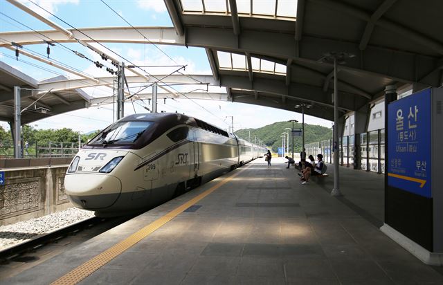 울산역으로 들어오는 SRT.