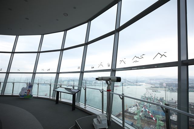 울산항과 도심을 한눈에 조망할 수 있는 울산대교전망대.