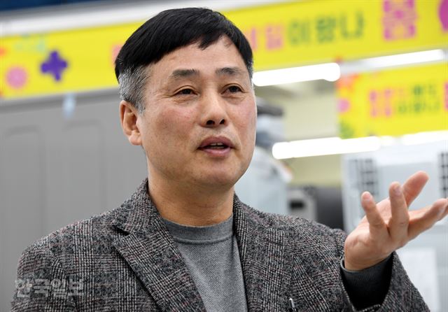 서동원 올랜드 아울렛 회장이 파주본점에서 리퍼브의 세계에 대해 얘기하고 있다.고영권 기자