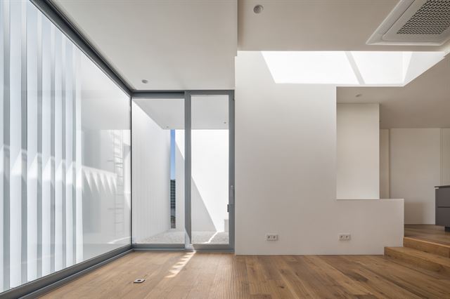 집은 다양한 틈새 공간이 있다. 거실 뒤편 테라스 너머 폭이 25㎝에 불과한 틈새로 외부의 시선은 차단하고 내부의 시선은 밖으로 끌어낸다. ©윤준환 건축사진작가