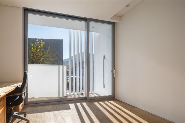 창이 바로 외부와 맞닿지 않고 테라스, 루버창 등 다양한 층위의 공간이 있다. ©윤준환 건축사진작가