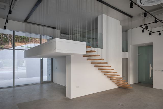 1층 업무 공간의 대부분은 향후 북카페, 공연장 등으로 활용할 계획이다. 4m가 넘는 높은 층고를 활용해 중층 구조를 만들었다. ©윤준환 건축사진작가