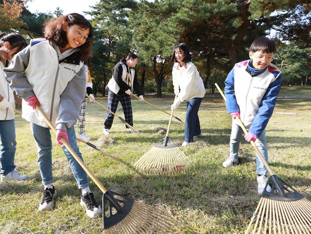 밝은 표정으로 창경궁에서 잡초 제거를 하는 아시아항공 임직원 자녀들. 아시아나항공 제공