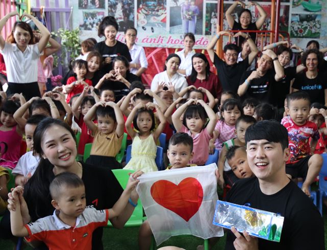 아시아나항공 임직원들이 지난해 11월 5일 베트남 호찌민 '타오 응우옌 샨 보육지원센터'에서 아동들과 미니운동회를 한 뒤 기념촬영을 하고 있다. 아시아나항공 제공