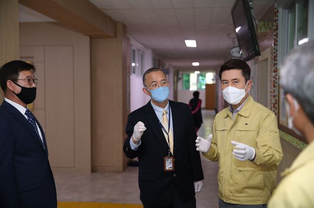 이강덕 경북 포항시장이 20일 고교 3학년의 등교 개학이 시작된 포항의 한 고등학교를 찾아 마스크 착용 등 안전수칙을 잘 지켜줄 것을 당부하고 있다. 포항시 제공