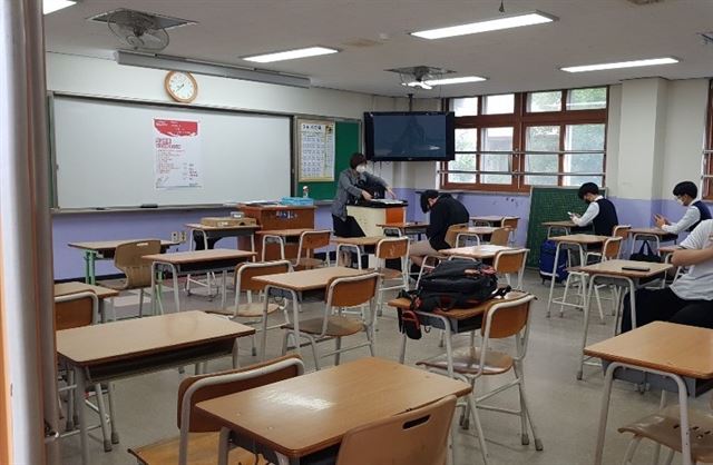 그/그림 220일 고3학생들이 등교한 경기 의정부시 의정부고 교실 모습. 앞뒤 책상과 의자가 간격 없이 붙어 있다. 이종구 기자