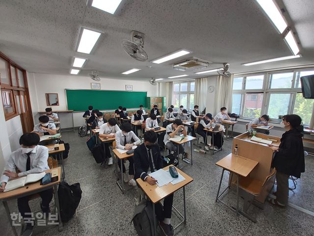 [저작권 한국일보]대구 수성구 한 고교에서 100일 만에 등교한 고3 학생들이 널찍이 떨어져 앉아 수업하고 있다. 김민규 기자 whietkmg@hankookilbo.com