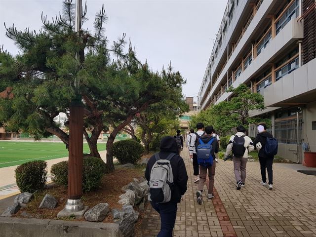 20일 경기 의정부시 의정부고등학교 고3 학생들이 교문을 지나 학교 본관으로 걸어가고 있다. 이종구 기자
