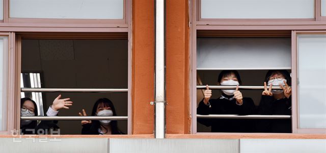 코로나19 여파로 80일 만에 등교 수업이 시작된 20일 오전 서울 용산구 중경고등학교 3학년 학생들이 교실 창문 바깥으로 손을 흔들어 인사하고 있다. 고영권 기자