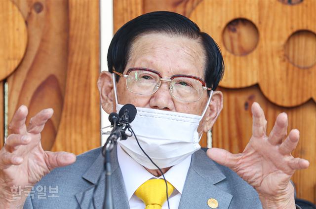 [121212] [저작권 한국일보] 이만희 신천지예수교 증거장막성전 총회장이 지난 3월 2일 오후 경기 가평 신천지 평화의 궁전에서 열린 코로나바이러스 감염증(코로나19) 사태 관련 기자회견을 하고 있다. 가평=고영권 기자/2020-03-03(한국일보)