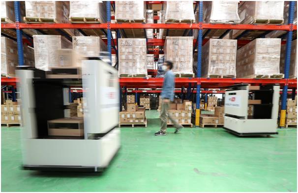 경기 고양시에 위치한 KT 서부물류센터에서 자율주행 카트가 스마트폰 등을 싣고 이동하고 있다. KT 제공