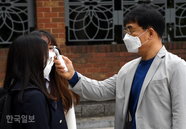 서울 용산구 중경고 3학년 학생들이 20일, 교문 앞에서 발열 검사를 받고 있다. 고영권 기자