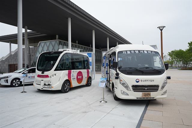 (왼쪽부터)‘세종 자율주행 실증 사업’에 투입되는 ETRI '아이오닉 자율주행차', AI모빌리티 '나브야 자율셔틀', 오토너머스에이투지 '자일대우 레스타 자율셔틀'. 중소벤처기업부 제공