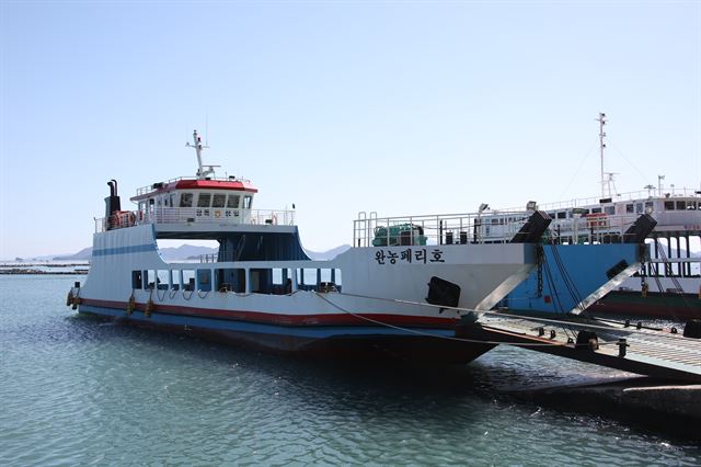 완도에서 연륙교로 연결된 조약도 당목선착장과 생일도 서성항 사이를 운항하는 완농페리호.