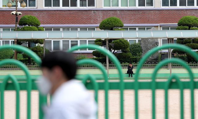 부천 쿠팡 물류센터 집단감염으로, 등교수업이 중지된 인천 부평구의 한 초등학교 교문이 지난 28일 굳게 닫혀 있다. 연합뉴스