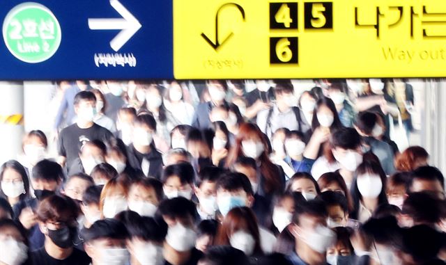 서울 구로구 신도림역이 29일 출근하는 시민들로 붐비고 있다. 연합뉴스