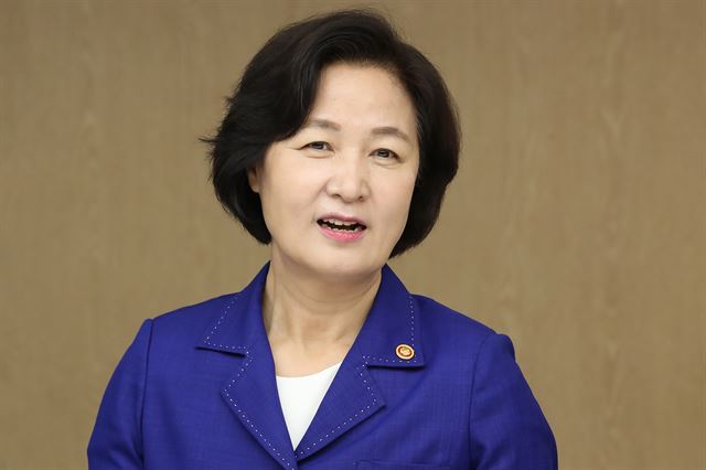 추미애 법무부 장관이 26일 오후 서울 중구 대한상공회의소에서 열린 인권경영 확산을 위한 상호 협력을 약속하는 법무부·국가인권위원회 업무협약 체결식에 참석하고 있다. 연합뉴스