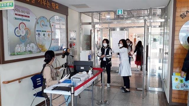경북도교육청이 일선 학교와 유아교육체험센터에 발열 검사용 열화상 카메라 81대를 추가 지원한다고 28 밝혔다. 순차적 등교 개학이 진행됨에 따라 신종 코로나바이러스 감염증(코로나19) 증상자를 조기 발견하고 교내 유입을 차단하기 위해서다. 경북도교육청 제공