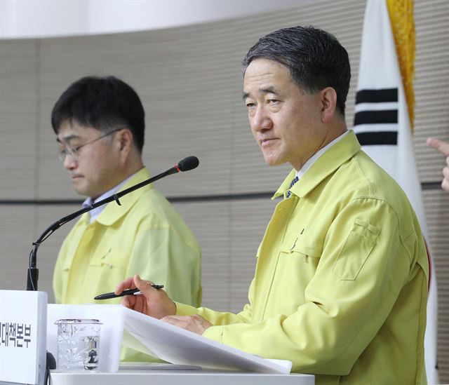 박능후 중앙재난안전대책본부 1차장(보건복지부 장관)이 지난 28일 오후 세종시 정부세종청사에서 열린 '코로나19 긴급관계장관회의' 결과 발표 등을 마친 뒤 취재진의 질문을 받고 있다. 세종=연합뉴스