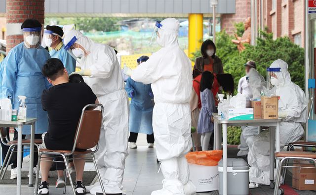 함께 제주도로 단체 여행을 다녀온 교회 목사인 A씨 가족 7명 중 초등학생을 포함한 5명이 신종 코로나바이러스 감염증(코로나19) 확진 판정을 받은 31일 오후 경기도 안양시 양지초등학교 운동장에서 해당 학생과 접촉한 교직원 및 학생을 대상으로 진단 검사가 진행되고 있다. 연합뉴스