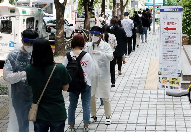 경기 부천 쿠팡 물류센터와 연관된 신종 코로나바이러스 감염증(코로나19) 확진자가 속출한 지난달 28일 오후 경기 부천시 중동 부천시보건소 선별진료소에서 검사를 기다리는 시민들이 줄지어 서 있다. 연합뉴스