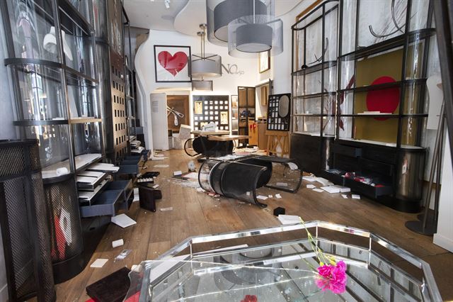 1일 미국 뉴욕 소호의 한 보석매장이 약탈을 당해 난장판으로 변해 있다. 뉴욕=AP 연합뉴스