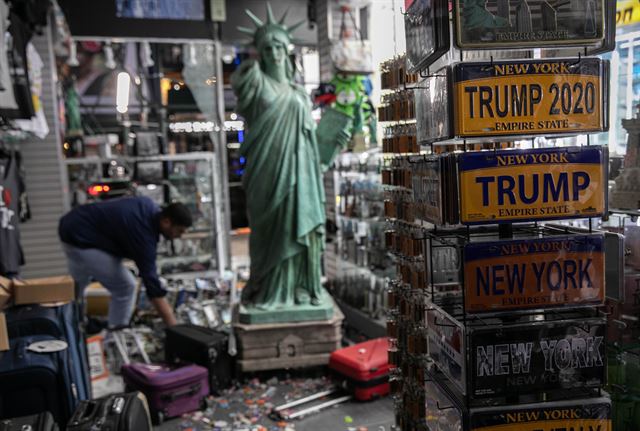 미국 뉴욕에서 2일 한 상점 소유주가 흑인남성 조지 플로이드 사망에 대한 항의와 과격시위로 파손되고 약탈당한 매장을 살펴보고 있다.  뉴욕=게티이미지, AFP 연합뉴스