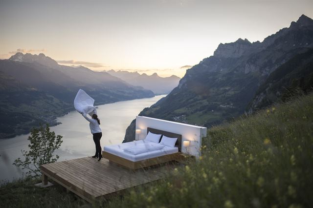 스위스 알프스의 전망 좋은 발렌슈타트 1300m 하이디마을에 있는 '제로스타 호텔'에서 지난달 29일 호텔 집사가 침구를 정리하고 있다. '제로스타 호텔'은 고급호텔에서 제공하는 서비스는 없지만 아름다운 자연 속에서 특별한 밤을 보낼 수 있는 경험을 할 수 있다.  발렌슈타트=EPA 연합뉴스