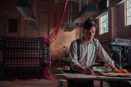 인공지능(AI) 기본 개념을 닦은 앨런 튜링의 생애를 소재로 한 영화 ‘이미테이션 게임’의 한 장면. 메가박스플러스엠 제공