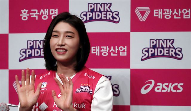 11년 만에 국내 프로배구 V리그로 복귀한 김연경이 10일 오후 서울 중구 밀레니엄 힐튼 호텔에서 열린 흥국생명 배구단 입단 기자회견을 하며 '어차피 우승은 흥국생명 아니냐'는 팬들의 전망이 우세하다는 취재진의 질문에 손사래를 치고 있다. 연합뉴스