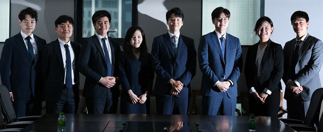 법무법인(유) 세종에 근무하는 1,2년차 신입변호사들. 이재성(왼쪽부터) 변호사, 임철갑 변호사, 김정민 변호사, 이진솔 변호사, 김용욱 변호사, 유한석 변호사, 김지현 변호사, 김윤민 변호사. 왕태석 선임기자