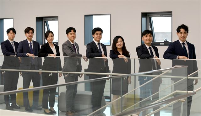 법무법인(유) 세종의 1,2년차 신입 변호사들. 김용욱(왼쪽부터) 변호사, 유한석 변호사, 김지현 변호사, 김윤민 변호사, 김정민 변호사, 이진솔 변호사, 임철갑 변호사, 이재성 변호사. 왕태석 선임기자