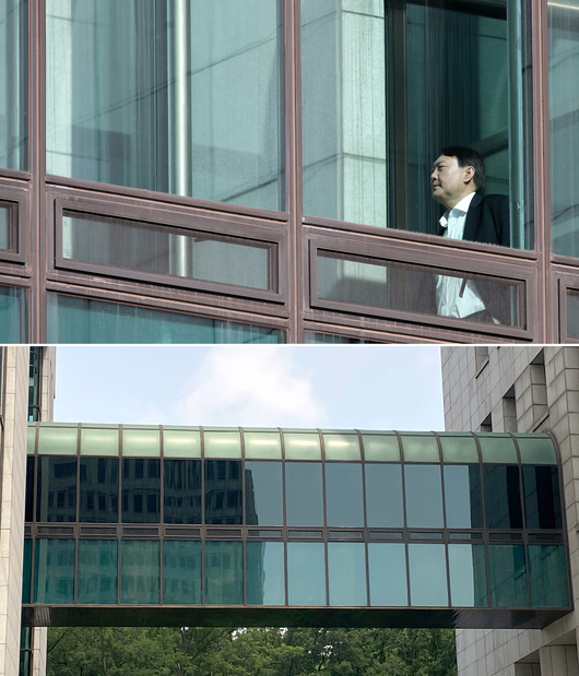 이른바 윤석열 포토존으로 불리던 대검찰청의 본관과 별관 사이 구름다리에 틴팅(선팅) 작업이 이뤄져 그 배경이 관심이다. 이 구름다리는 사진기자들이 점심시간 때 구내식당으로 이동하는 윤석열 검찰총장을 유일하게 촬영할 수 있는 이른바 '윤석열 포토존'으로 알려진 곳이다. 대검은 최근 구름다리의 벽면에 외부 빛을 차단하기 위한 필름 작업을 했다. 한여름 햇볕을 차단해 냉방 효율을 높이고 에너지도 절약하기 위한 조치라는 것이 대검 측의 설명이다. 하지만 짙은 틴팅으로 구름다리 내부를 볼 수 없게 되면서 앞으로 윤 총장 사진·영상 취재는 쉽지 않게 됐다. 사진은 틴팅 작업 전 구내식당을 향하는 윤 총장(위)과 4일 오후 검은 틴팅으로 내부를 볼 수 없게 바뀐 대검 구름다리의 모습(아래). 연합뉴스