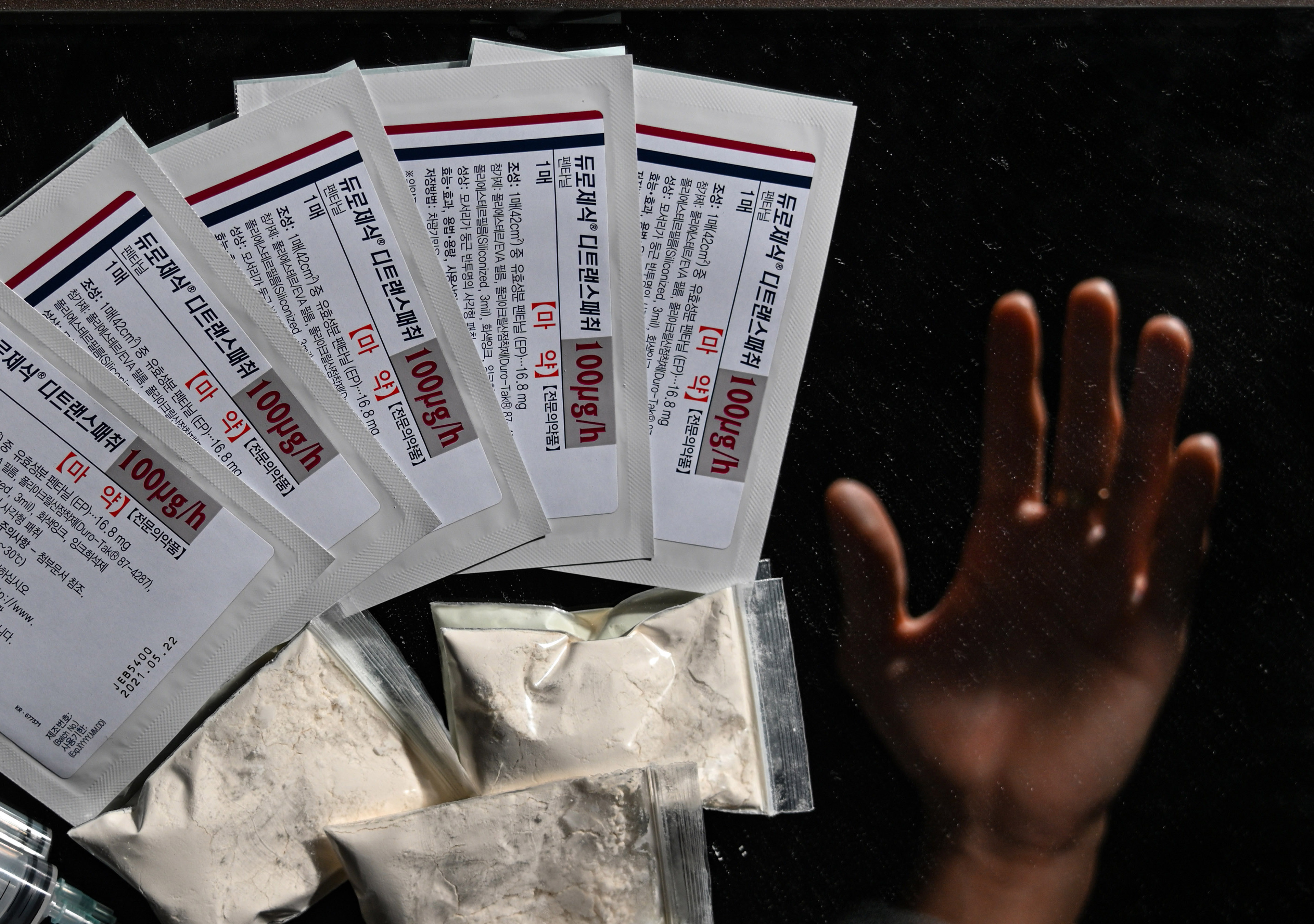 일부 마약 중독자들은 향정신성의약품인 식욕억제제, 마약성 진통제 등을 '대체 마약'으로 악용하기도 한다. 일반 마약과 거의 비슷한 효과를 낼 수 있는 반면, 의사 처방전을 받기만 하면 형사처벌의 위험성이 거의 없기 때문이다. 모르핀의 약 100배 강도인 아편계 진통제 '펜타닐' 성분이 든 패치 의약품을 소품인 백색 가루(밀가루)의 위에 펼쳐 놓고 연출한 사진이다. 류효진 기자