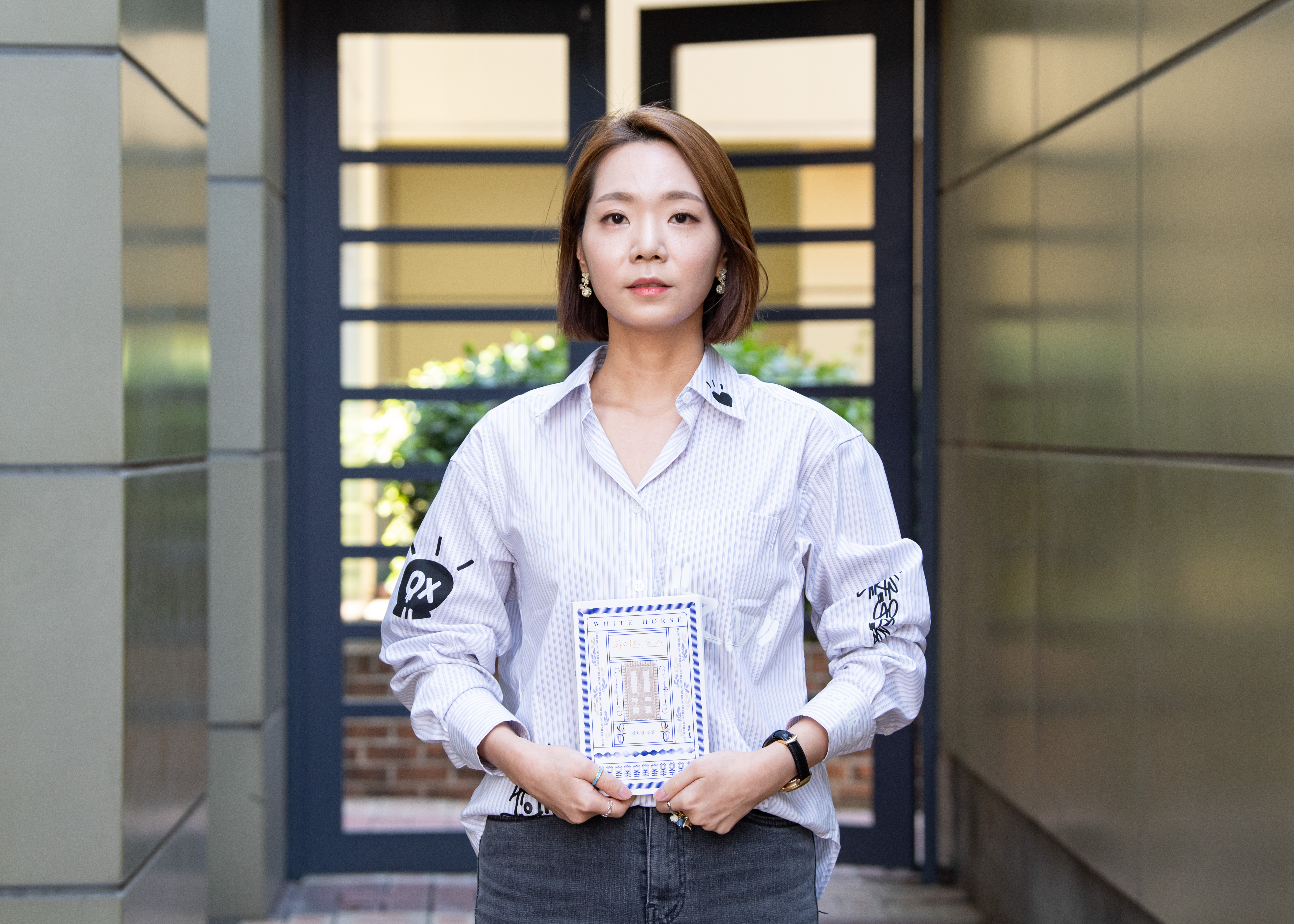 [저작권 한국일보]소설집의 제목이 된 '화이트 호스'는 테일러 스위프트의 동명의 노래에서 따왔다. 컨트리 뮤직의 선배라 할 수 있는 밥 딜런의 '화이트 호스'를 전혀 다르게 풀어낸 이 노래에서 작가는 용기를 얻었다고 했다. 정준희 인턴기자