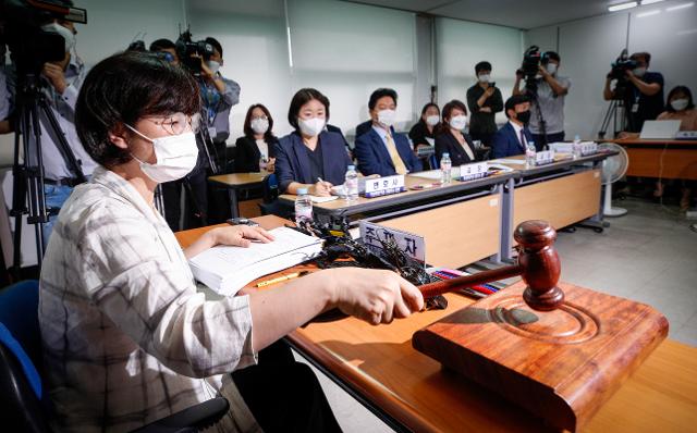 서울시교육청의 특성화중 운영성과 평가(재지정 평가) 청문을 주재하는 정연순 변호사가 25일 청문회 시작을 알리는 의사봉을 두드리고 있다. 뉴스1