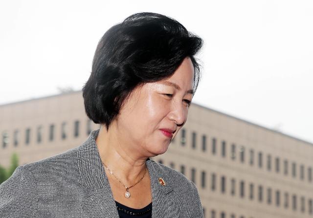 추미애 법무부 장관이 26일 오전 경기 과천시 정부과천청사 법무부 청사로 출근하고 있다. 뉴스1