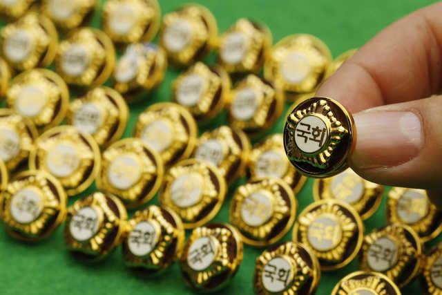 국회의원의 상징인 배지. 배우한 기자 bwh3140@hankookilbo.com