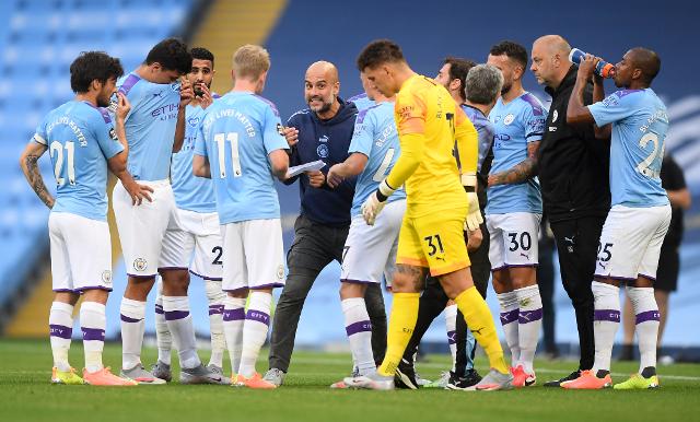 지난달 23일 영국 맨체스터의 에티하드 스타디움에서 열린 2019~20시즌 프리미어리그 30라운드 맨체스터 시티와 번리의 경기에서 맨시티가 번리를 5-0으로 완파했다. 쿨링 브레이크 도중 맨시티의 펩 과르디올라 감독이 선수들에게 지시를 내리고 있다. AP연합뉴스