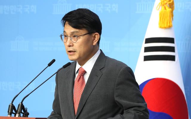 윤상현 무소속 의원이 지난달 15일 오후 서울 여의도 국회 소통관에서 기자회견을 열고 북한문제에 정통한 보수야권인사를 대북특사로 파견할 것을 문재인 대통령에게 제안하고 있다. 연합뉴스