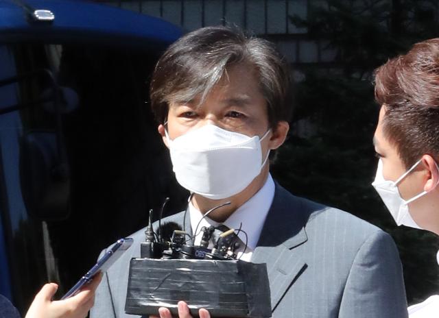 조국 전 법무부 장관이 3일 서울 서초구 서울중앙지법에서 열리는 공판에 출석해 기자들에게 입장을 밝히고 있다. 뉴시스