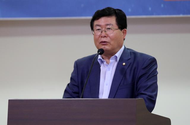 설훈 더불어민주당 의원이 지난 3일 국회 의원회관에서 열린 '검찰개혁, 현 주소와 향후 과제' 토론회에서 축사를 하고 있다. 뉴시스