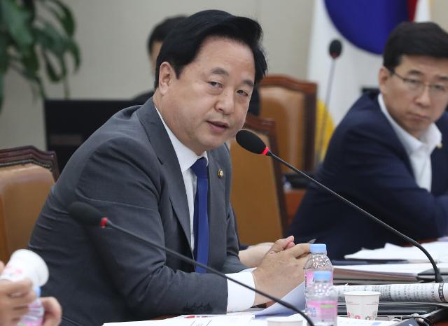 김두관 더불어민주당 의원이 지난달 17일 국회에서 열린 기획재정위원회 전체회의에서 홍남기 경제부총리 겸 기획재정부 장관에게 질의를 하고 있다. 뉴스1