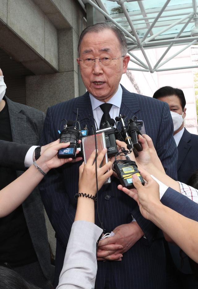 반기문 전 UN사무총장이 10일 서울 종로구 서울대병원 장례식장에 마련된 고 박원순 서울시장의 빈소 조문을 마치고 나서며 기자들의 질문에 답하고 있다. 뉴시스