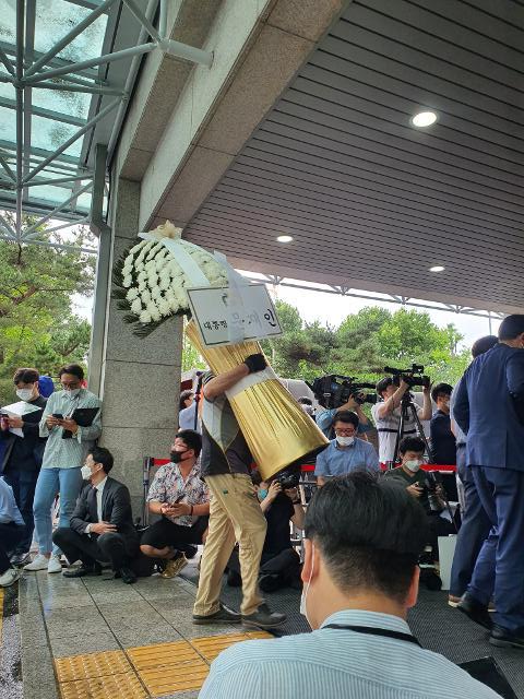 박원순 서울시장의 빈소가 차려진 서울대병원 장례식장에 문재인 대통령의 조화가 옮겨지고 있다. 조소진 기자