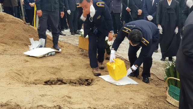 박원순 전 서울시장의 유골함이 13일 오후 경남 창녕군 장마면 장가리 선영에 옮겨져 마련된 가묘에 옮겨지고 있다. 박용기 기자